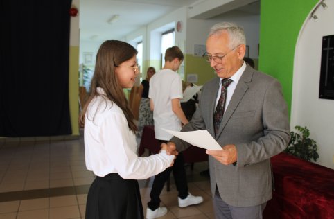 Absolwenci odebrali zaświadczenia z egzaminu ósmoklasisty - lipiec 2024